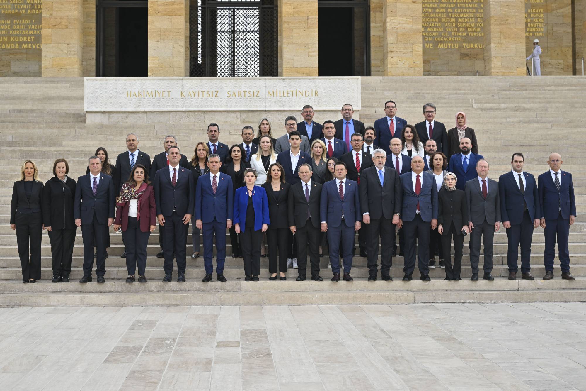 chp lideri ozel yeni pm ve ydk uyeleriyle anitkabiri ziyaret etti 19 mart sivil darbe tesebbusune karsi verdigimiz mucadeleyi kararlilikla surduruyoruz 4AfiwHny