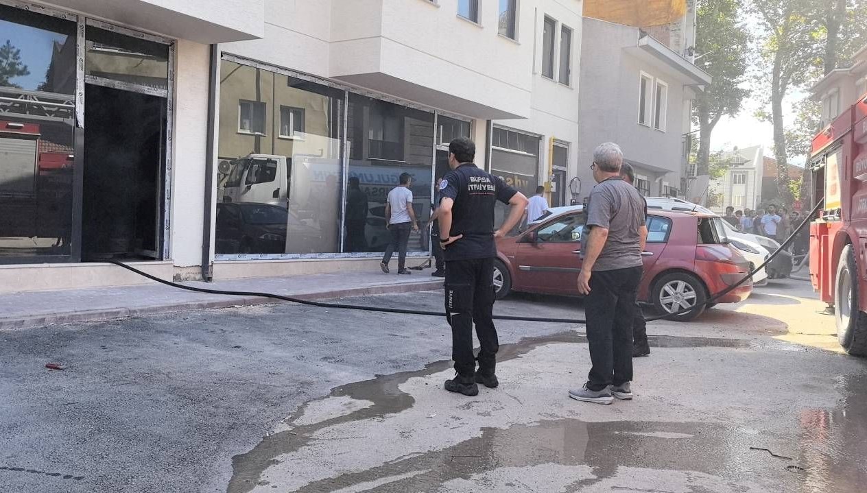 inegolde bir depoda korkutan yangin kUHqCFBV