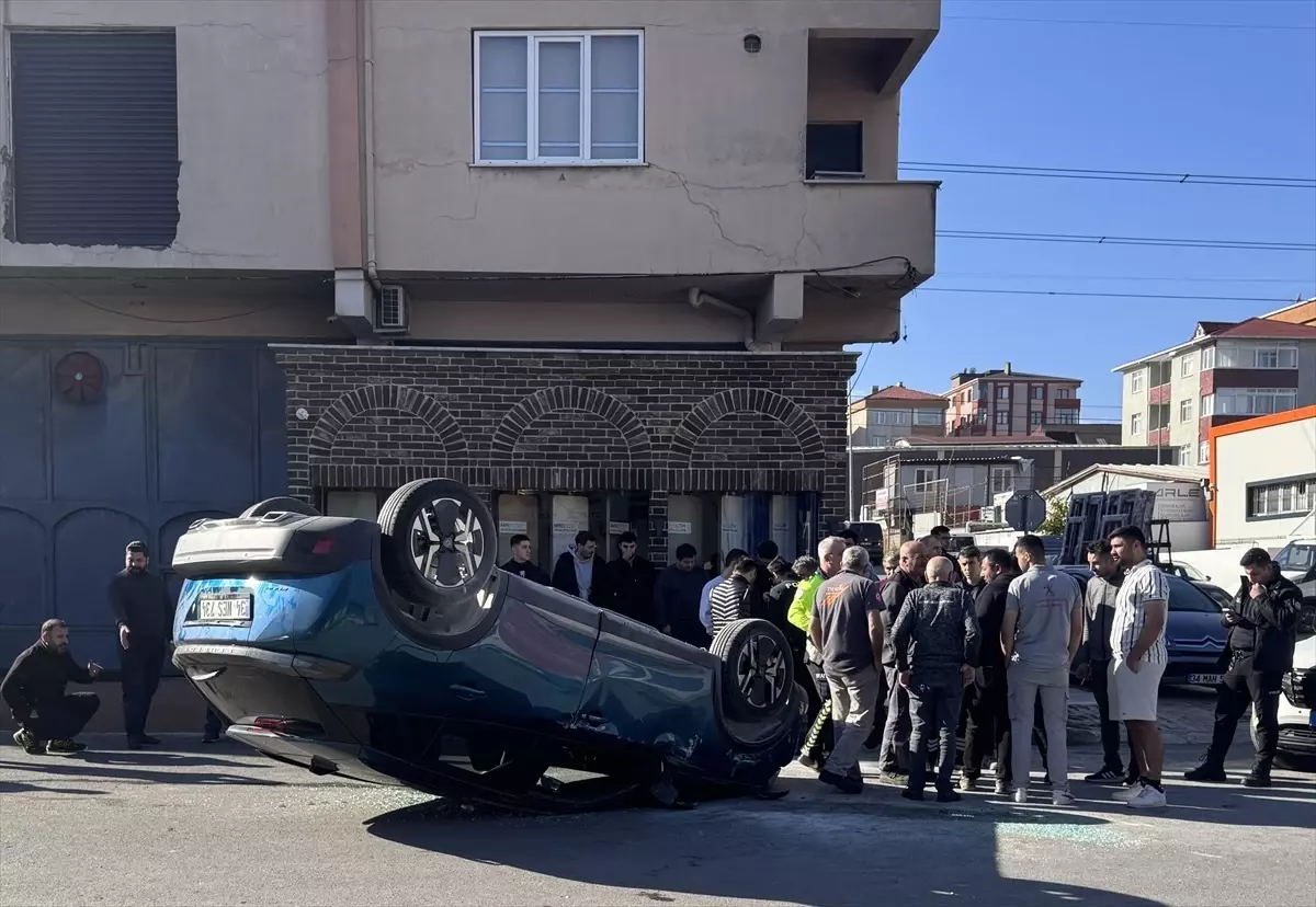 atasehirde kaza otomobil ters dondu BaYple7k.jpg