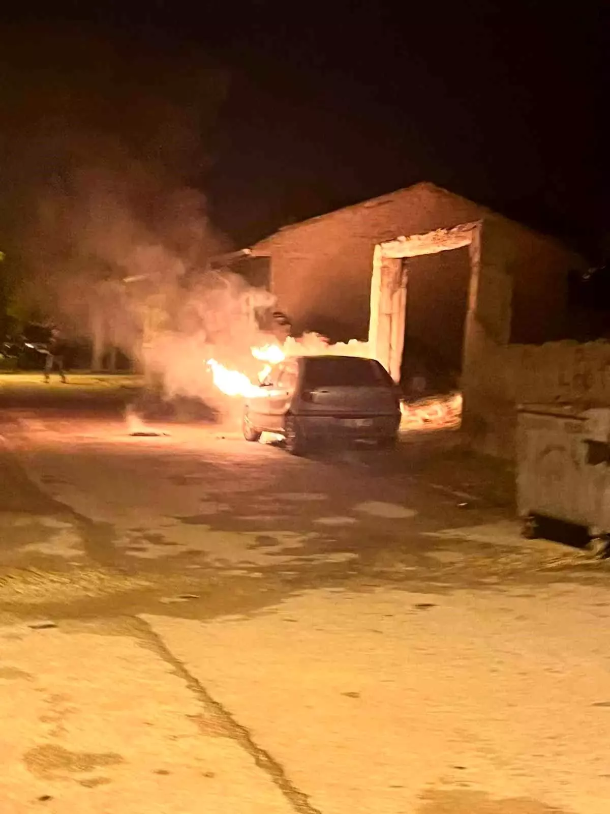 eskisehirde park halindeki otomobil yangini PQfO1Dkz.jpg