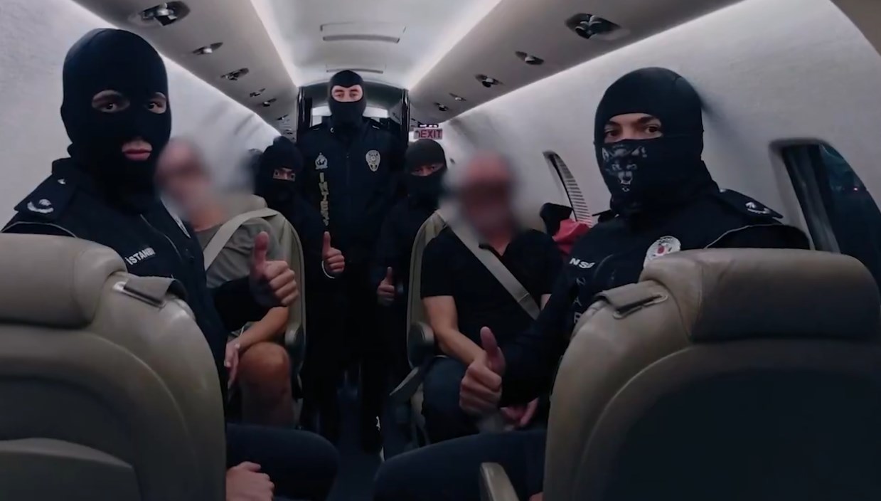 kirmizi bultenle araniyordu baede yakalanan iki kisi turkiyeye getirildi rwKNH5Gz