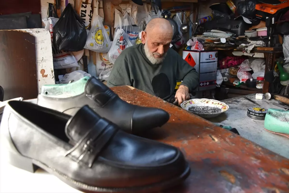 60 yildir el yapimi ayakkabi ureten usta mustafa sandikci EQarsaC4.jpg