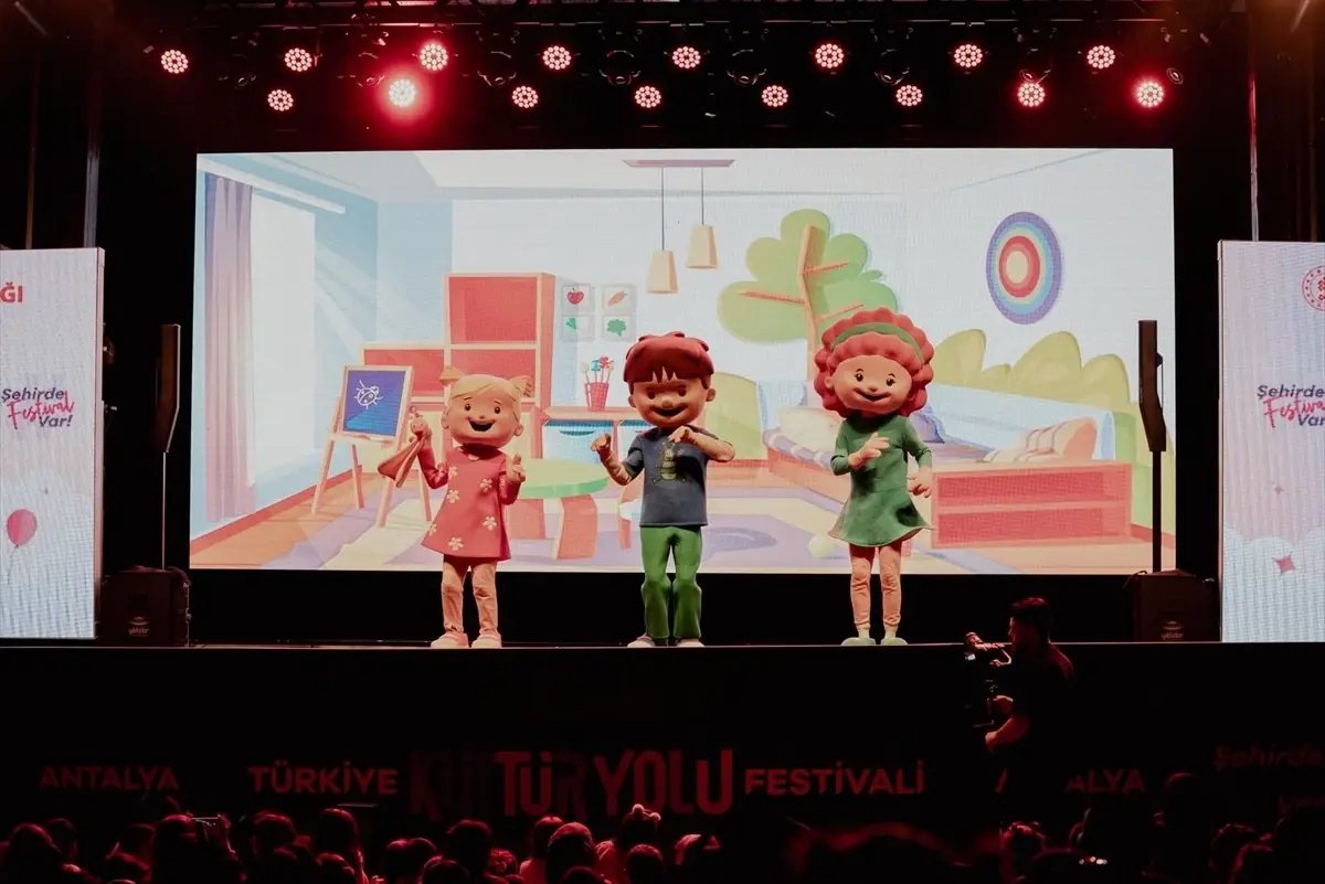 antalya kultur yolu festivali sanatla bulustu vTGjERDT.jpg