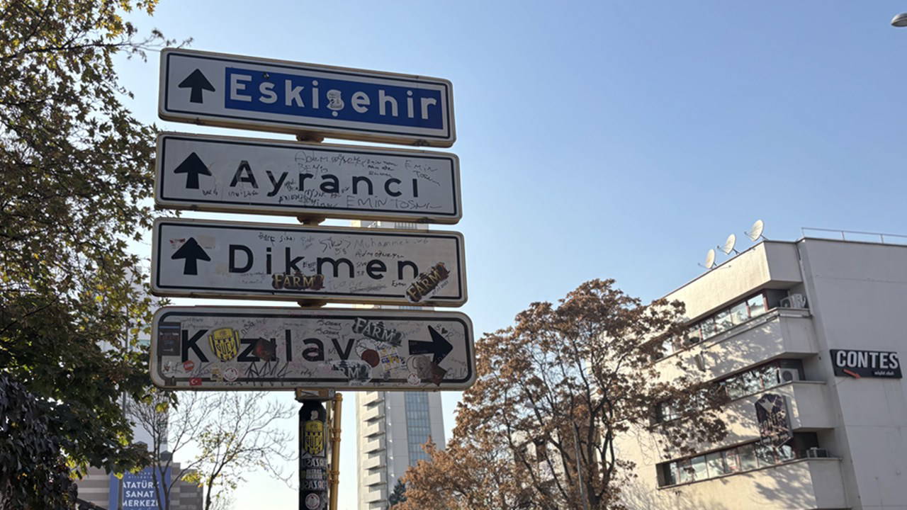 cankayada genclerin asilarak fotograf cektirdigi tabelaya koruma sRnaw9Vv.jpg