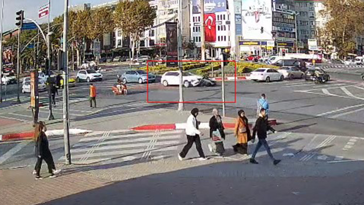 istanbul fatihte otomobilin carptigi motosikletin surucusu yaralandi 8yB2wdFC.jpg