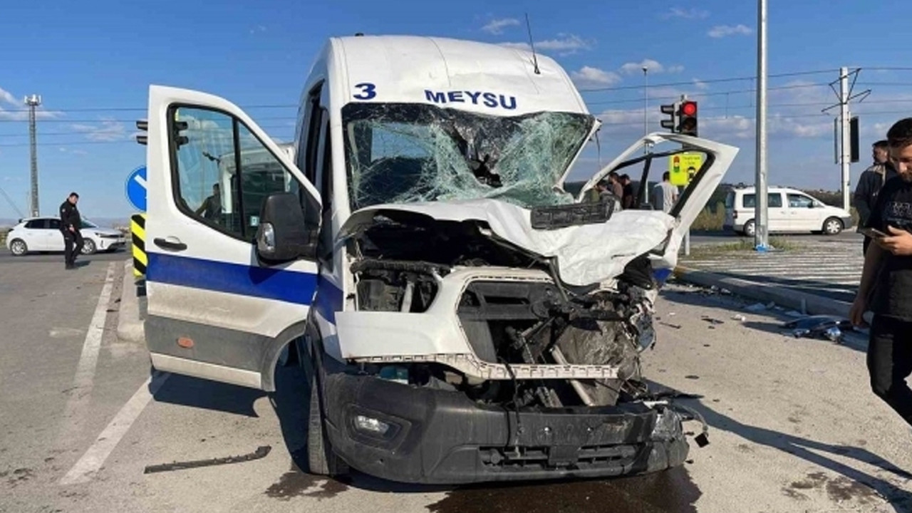 Kayseri’de İşçi Servisi ile Kamyon Çarpıştı: Çok Sayıda Yaralı Var