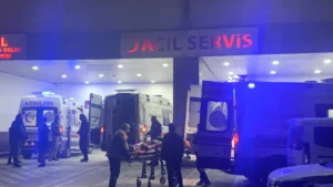 otomobil-sarampole-devrildi-2-kisi-yaralandi-araci-cocuk-kullaniyormus-BPVSrnSg